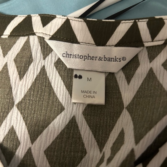 Sleeveless women’s top in size medium olive and white diamond shaped print - Picture 3 of 3